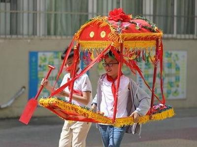 体验立体动画、制作舞动龙头……  青岛重庆路第三小学感受端午文化