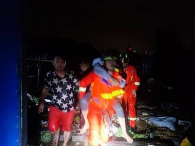 房门被水流堵住无法打开，胶州消防从窗户进入紧急救援转移被困的四人