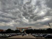 乌云压顶，青岛天空上演大片级惊艳一幕