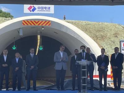 武契奇：中国有句俗话说得好，“要想富，先修路”