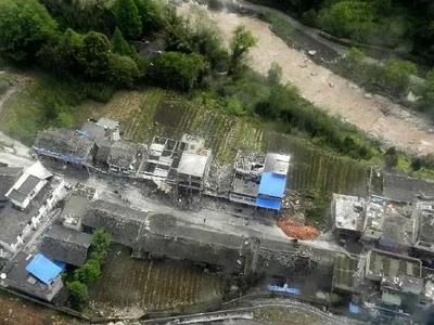 四川芦山县地震已造成4人遇难、41人受伤，其中1人伤情危重