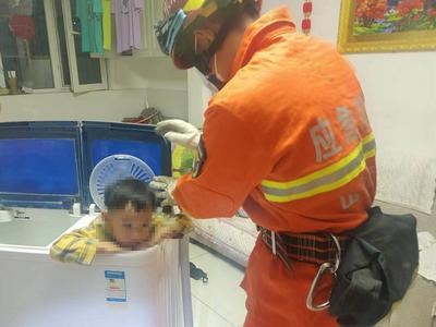 男童贪玩被困洗衣机内，消防员有序救援并耐心安抚　