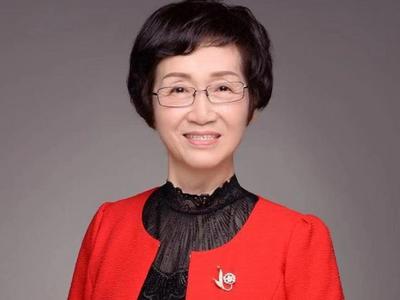 青岛又被夸了！航班取消武汉女教授被困暴雨中，三位青岛人暖心相助