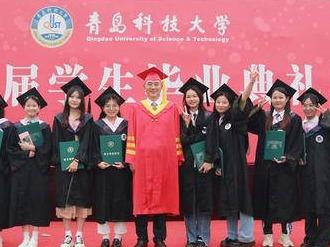 青岛科技大学举行2022届毕业典礼仪式，校长陈克正寄语毕业生