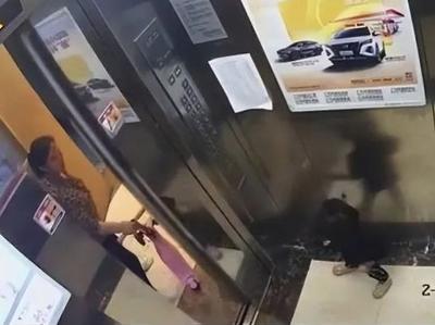 女童坠亡案细节披露：窗台高不到半米，电梯门仅开6秒