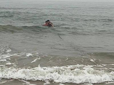 好样的！这名辅警迎着风浪，下海救出被困青年