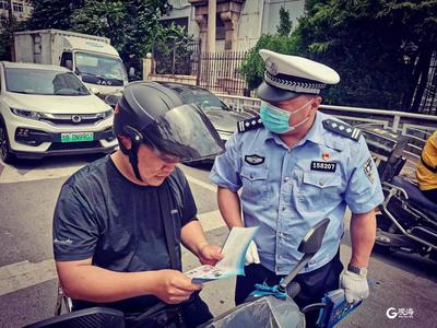 下车间、开课堂、摆展板……青岛交警开展“安全生产月”交通安全宣传活动