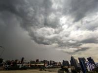 乌云压顶，青岛天空上演大片级惊艳一幕