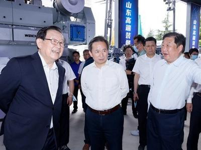 万钢参观山东重工新科技成果展，李干杰陪同