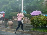 乌云压顶，青岛天空上演大片级惊艳一幕