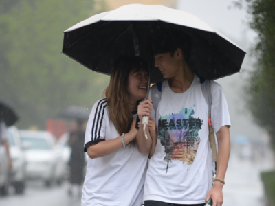 伞下百态，镜头直击雨中行路人