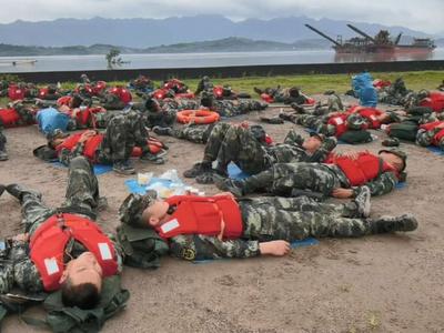 辛苦了！武警战士彻夜抗洪后在大堤睡着