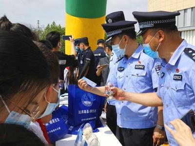 现场答疑、仿真毒品展示、警犬战术动作展示……胶州公安开展禁毒宣传活动