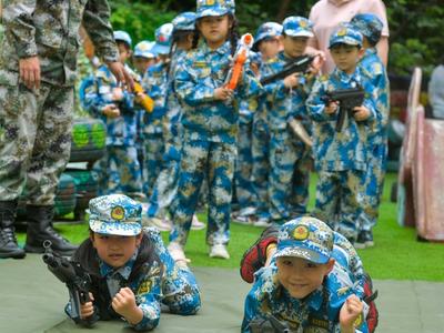 萌娃变身“小小兵” 幼儿园吹响“集结号” 