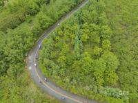 被风景迷住眼，最美彩虹路迎来骑行“打卡”人