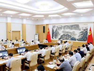 省委理论学习中心组进行集体学习
