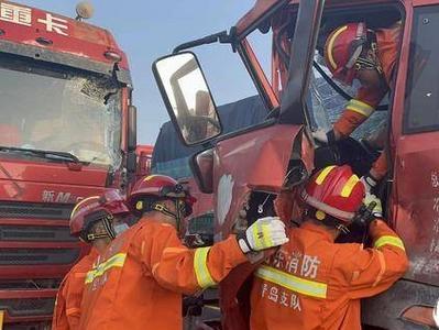 避让不及致两辆大型车相撞，平度消防15分钟紧急破拆营救