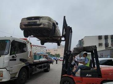 拔除“绊脚石”，还“位”于民！去年以来青岛交警已拖移“僵尸车”770余辆