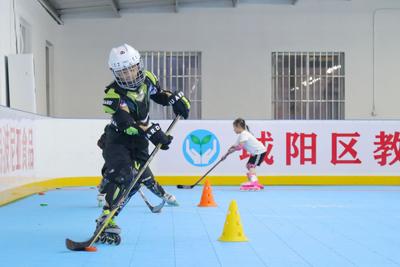 暑假打开新方式！这群少年“轮滑冰球”，画风是这样的……