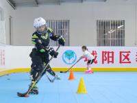 暑假打开新方式！这群少年“轮滑冰球”，画风是这样的……
