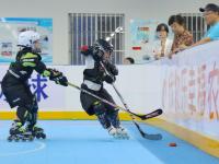 暑假打开新方式！这群少年“轮滑冰球”，画风是这样的……