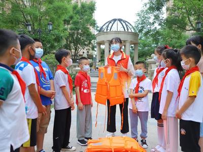 航海日镜头：孩子们“解锁”水上救生新技能 