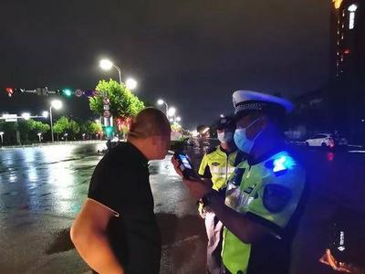 经不住朋友劝啤酒下肚，感觉没事开车上路！黄岛交警雨夜查处酒司机