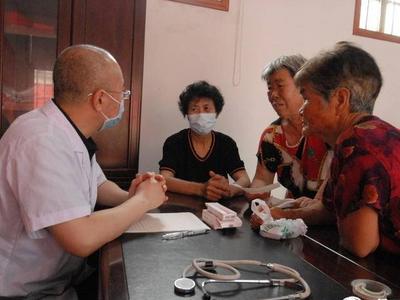 围绕心脑血管、内分泌、骨科等方面......迎“七一”党员专家义诊到乡村