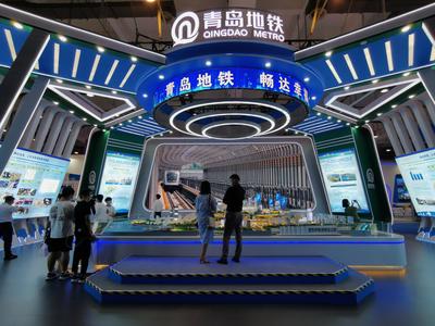 “轨道上的新城令人期待！”宜博会上，青岛地铁展台成热门打卡地