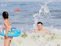 洗海澡咯！高温天里的“沙滩纳凉图”