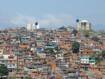 巴西里约警方突袭贫民窟黑帮，交火致18人死亡