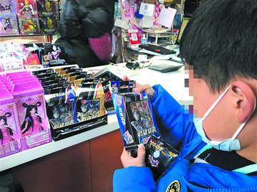 一有多余零花钱就会拿来买奥特曼卡，当“神兽”迷上奥特曼卡牌......