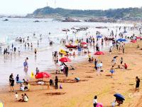 洗海澡咯！高温天里的“沙滩纳凉图”