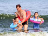 洗海澡咯！高温天里的“沙滩纳凉图”