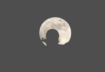 看月亮爬上来！2022最大超级月亮现身夜空