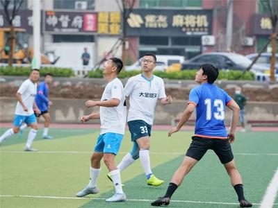 足坛名宿出席，青岛这场足球赛吸引17支队伍300余人参赛