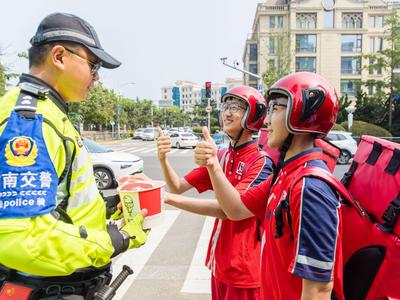 青岛团市委开展夏日“惊喜”派送活动，向烈日下的城市守护者致敬！