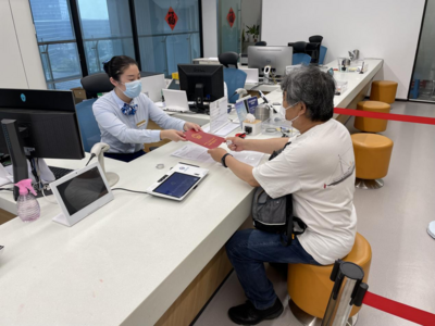 卧龙山庄第一户成功“领证”，金家岭街道办事处解决小区居民办理房产证难题