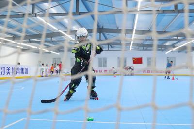 暑假打开新方式！这群少年“轮滑冰球”，画风是这样的……