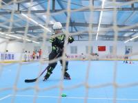 暑假打开新方式！这群少年“轮滑冰球”，画风是这样的……