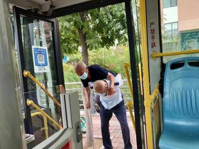 文明在身边 | 背拄拐老人上下车、徒手复位井盖……青岛街头再现暖心场景