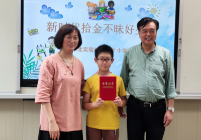 好少年！捡到手机拾金不昧，暴雨之中等到失主