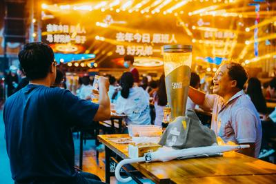 赴一场光与影的约会！云逛金沙滩啤酒城