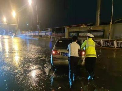 暴雨突袭！崂山公安夜查警力转投防汛，交警提醒：这些路段易积水