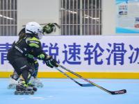 暑假打开新方式！这群少年“轮滑冰球”，画风是这样的……