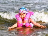 洗海澡咯！高温天里的“沙滩纳凉图”