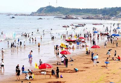 洗海澡咯！高温天里的“沙滩纳凉图”