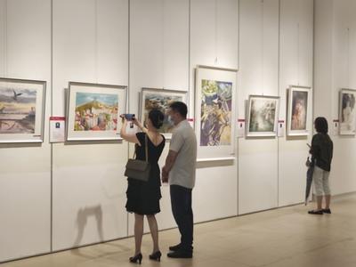 “青港同行·精彩宜人”庆祝香港回归25周年双城国际水彩画展在青开幕