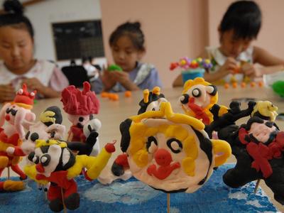 即墨社区公益课堂让暑假更多彩：孩子有人管，还能学技能