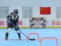 暑假打开新方式！这群少年“轮滑冰球”，画风是这样的……